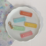 【名入れ】キャンディーカラフル ネームキーホルダー【ギフト や 出産祝い 推し活 に♡】ネームタグ ネームプレート バッグチャーム 名前入り ピンク 黄色 緑 青 選べるカラー