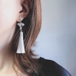 氷のラメ入りシルバータッセル col.グレーホワイト【ピアス/イヤリング】マットシルバー金具使用