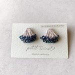 新作✨シックなcolorが可愛いピアス/¥2800　Anemone(イソギンチャク)ライトグレー✖️紺パール/タティングレース