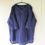 〈お肌に優しい〉水玉シアーVネックチュニックブラウス