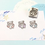 うきわに浮かぶくまの消しゴムはんこ