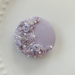 刺繍くるみボタン（ヘアゴム/ブローチ）