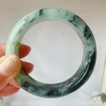 【新入荷】本翡翠保証‼️天然翡翠幅太目バングル　漂花　内径約58mm 鑑定書付