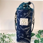 🦕【保温、保冷シート】可愛いレジンチャーム付き 恐竜柄 ネイビー ペットボトルホルダー 取っ手付き