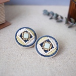 ビーズ刺繍𖦞まるంとしかく⧉なピアス