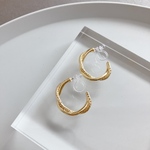 ピアスに見えるひねりCイヤリング　ノンホールピアス  ゴールド