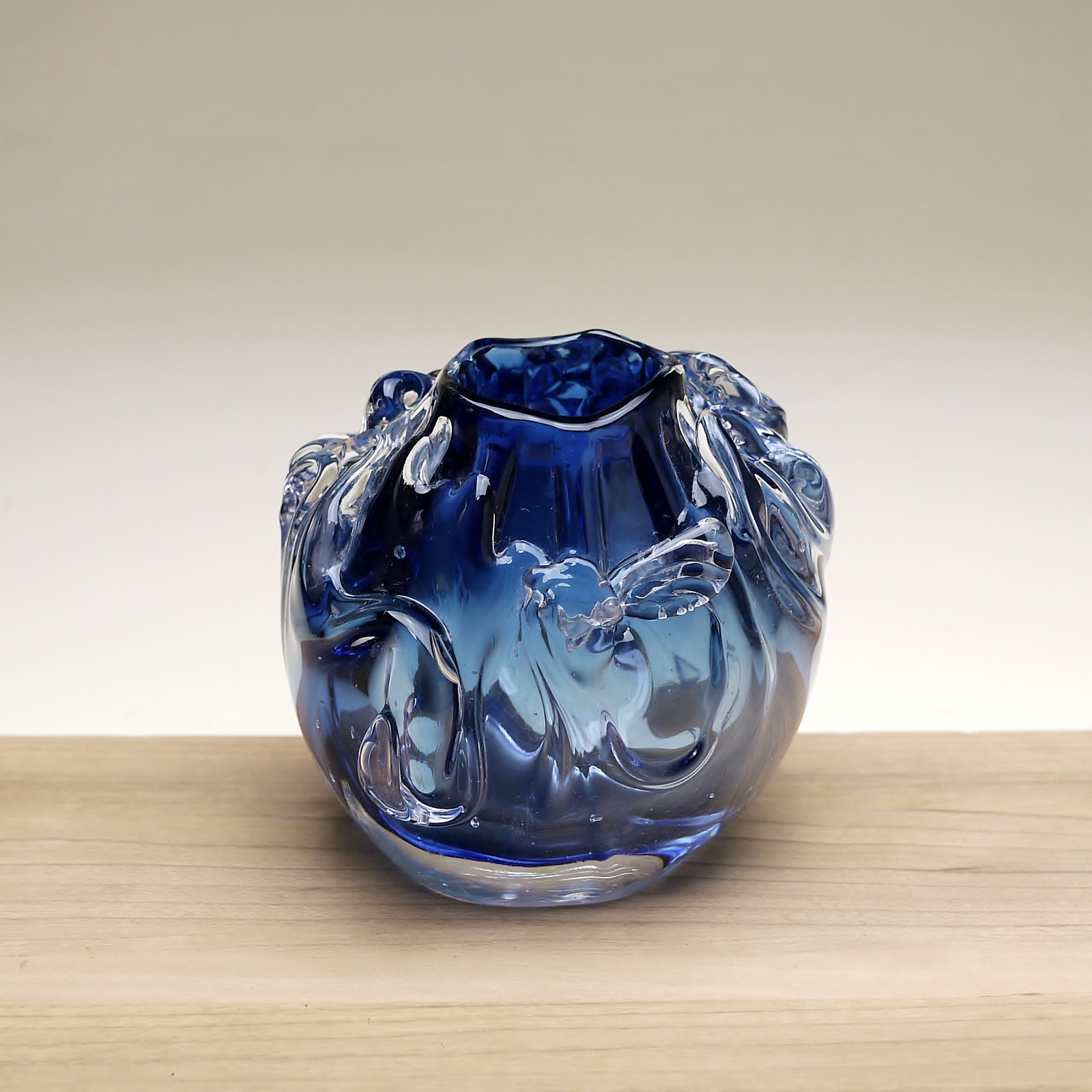 青い波状ガラス花器 波花器 (群青） - 創作ガラス寺田 | minne byGMOペパボ 国内最大級の