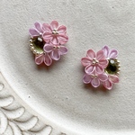 ペリドットとピンクのお花のイヤーアクセサリー