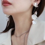 No.161 【ブライダル】 ウェディング　花　花びら　パール　ピアス　アクセサリー　フラワー　大ぶり　花嫁　結婚式　   揺れる　イヤリング　ゆれる　ケシパール　おしゃれ　映え　お呼ばれ　白　浴衣