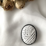 新春半額セール　アジュールパッチワークブローチ　白糸刺繍のアクセサリー