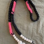 Wood ballとパラコードのストラップ　BLACK×neonpink