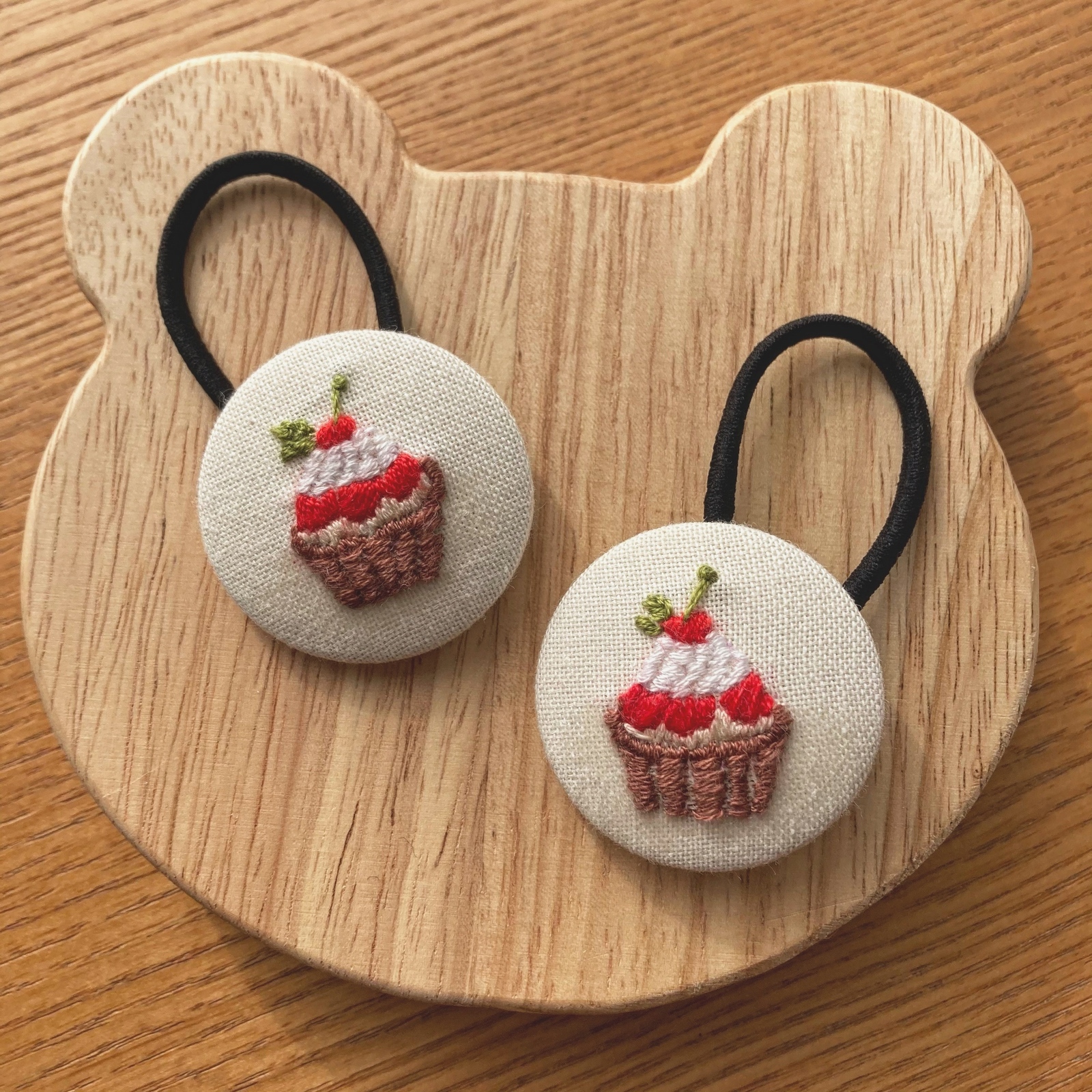 ❁hAnafany❁(専用) くるみボタン　鳥刺繍　ヘアゴム くるみボタン刺繍ヘアゴムorブローチ 双子のふくろう 鳥刺繍