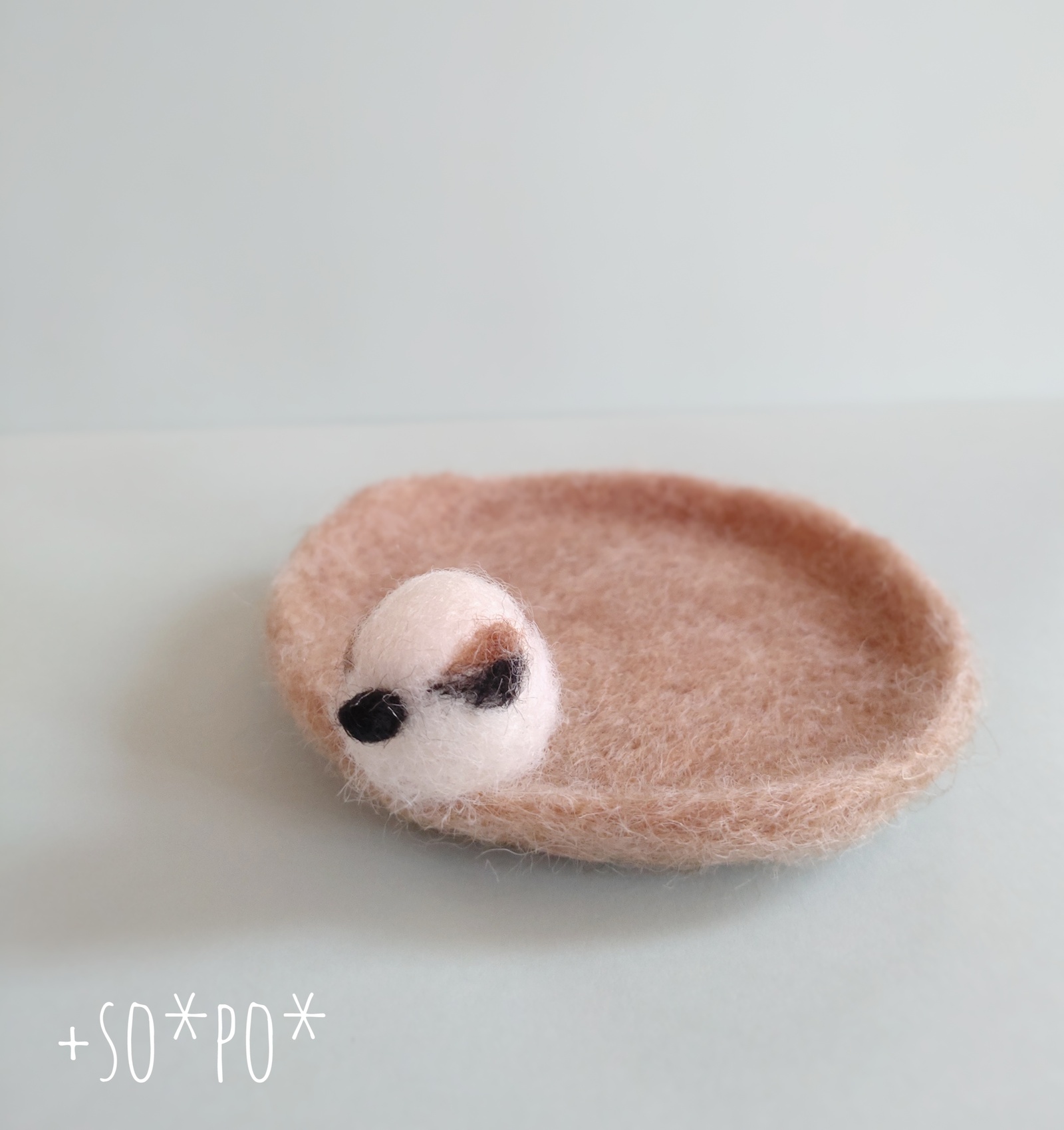 シマエナガさんのアクセサリートレイ　羊毛フェルト アクセサリートレイ / シマエナガ - +so*po* | minne byGMO