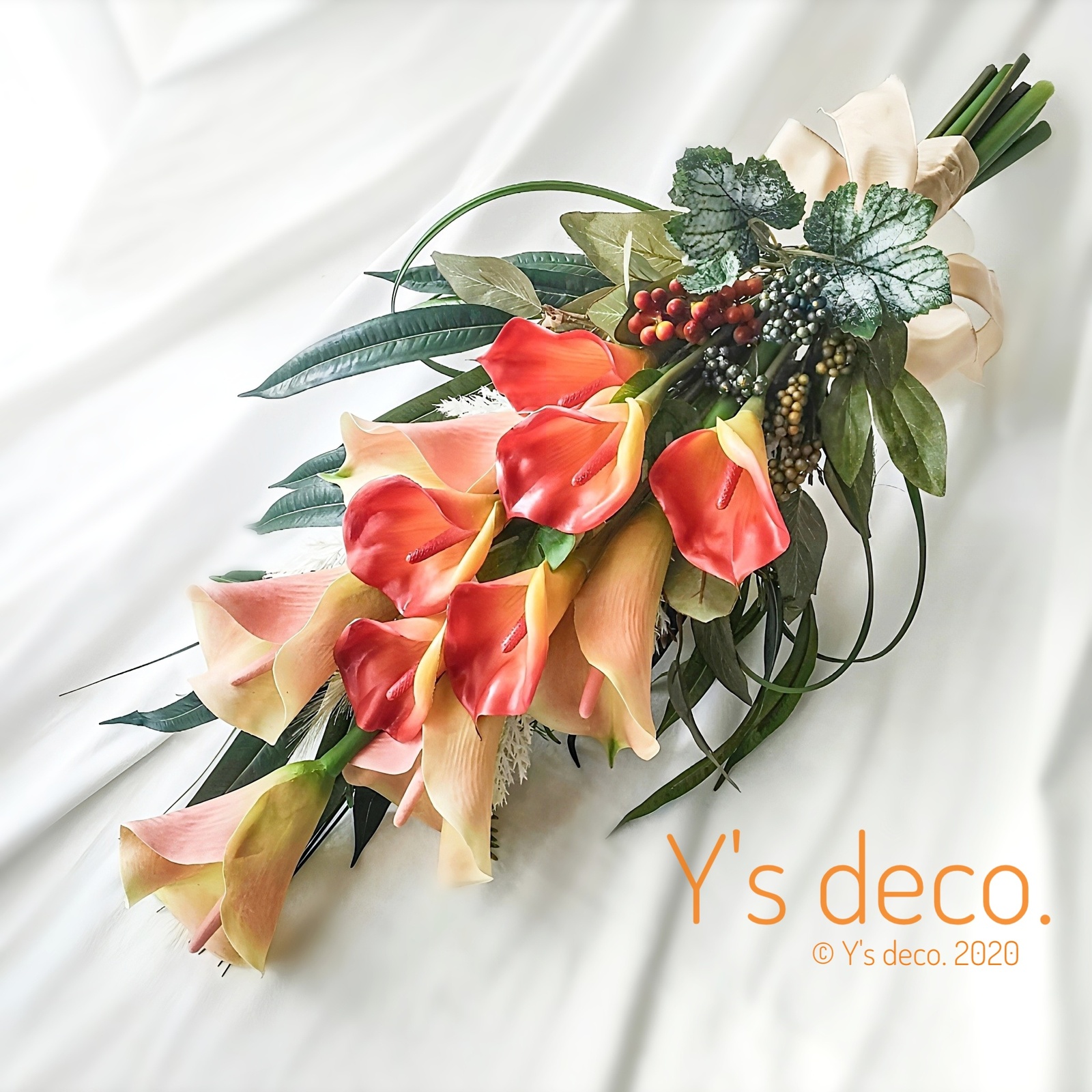 生花に見える】カラー の ウェディングブーケ クラッチブーケ