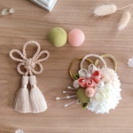 アレンジ自由に！　マムと梅花の髪飾り　花結びタッセル付　ベージュ