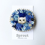 アオに染まる白猫の刺繍ブローチ