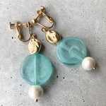 【新作】ゆらゆら エメラルドグリーン×ホワイトコットンパール  イヤリング      ピアス変更OK アレルギー対応