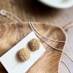 丸いきらきらピアス1.8cm ビーズ＆かぎ針編み　ゴールド　サージカルステンレス　下向き防止キャッチ