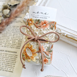 インド刺繍　インド刺繍リボン　ボタン付き　ポニーフック　刺繍リボン　オレンジ　ベージュ　ブラウン　茶色　　花柄　フラワー　花　リボン　＊　ヘアアクセサリー　結婚式　お呼ばれ　ギフト　プレゼント