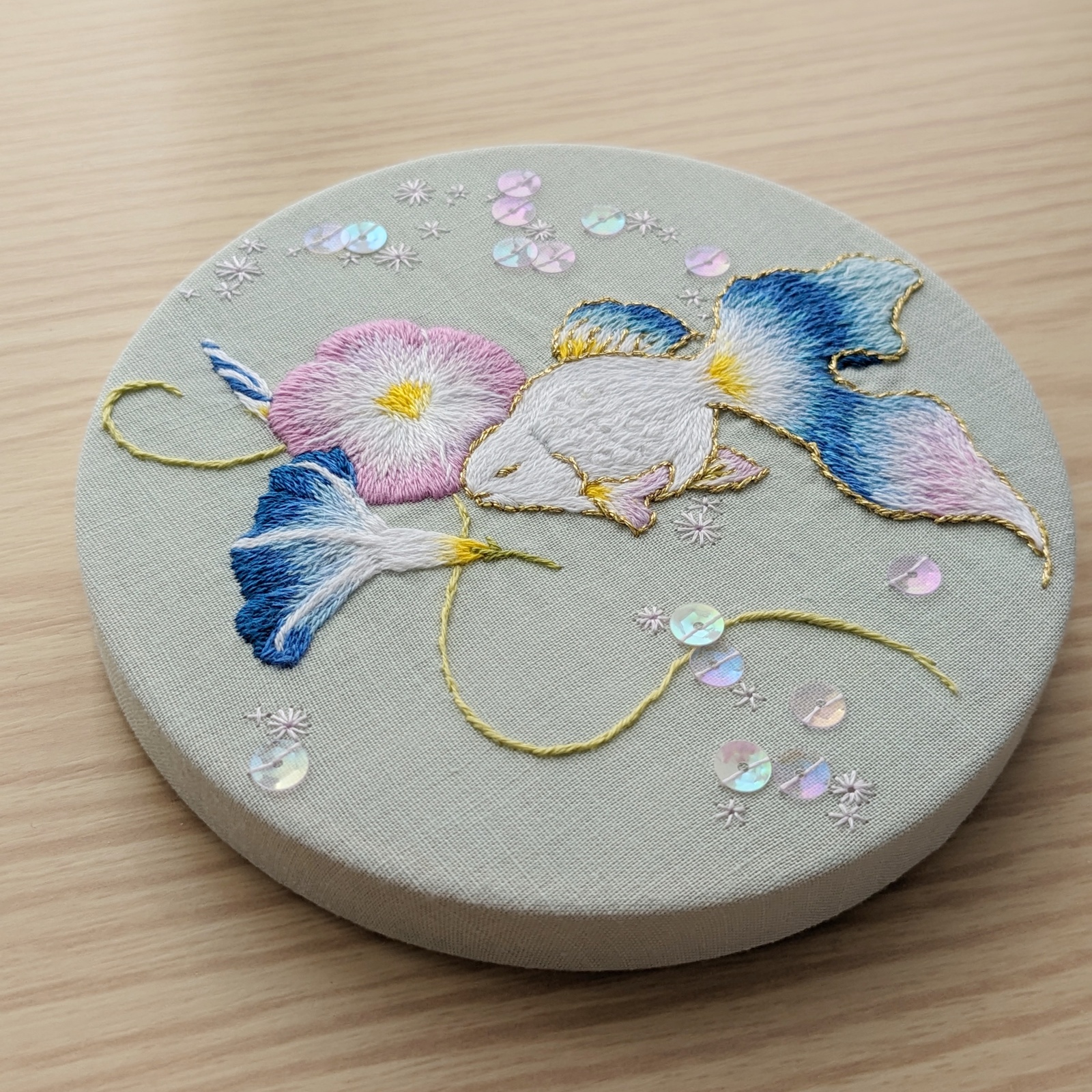 n*u様 ハンドメイド刺繍フレーム　金魚とアメショ さん n*u様 ハンドメイド刺繍フレーム 金魚とアメショ さん