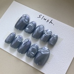 繊細に煌めくブルーのネイルチップ