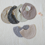 お花が可愛いアナベル刺繍のまんまるエッグスタイ  