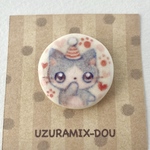 【※予約商品※ B様専用】陶器ブローチ　しましま三角帽の子猫／丸型