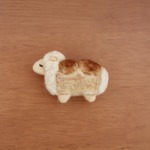 ひつじ山型食パンのブローチ