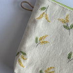 ミモザ刺繍ﾟ･*:.｡❁ミニポーチ