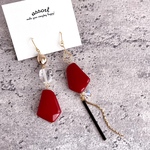 【red】変形ビーズのアシンメトリーピアス(イヤリング)