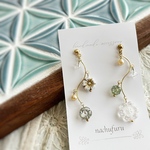 チェコガラスフラワーのアシンメトリーピアス クリアホワイト