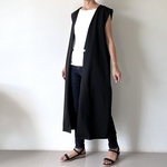 オールシーズン使える　かっこいいロングジレ　黒　ポンチ素材　　ストレッチ