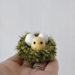 *刺繍糸で編んだ小さなヒヨコさんと卵*