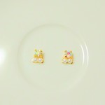 オーロラビジュー　小さなトライアングル　ピアス