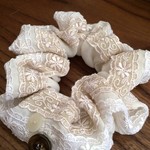 【再販】ほんのり上品　アイボリーレースのシュシュ