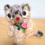 花柄模様のお座りネコちゃん