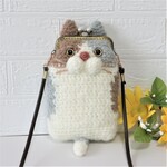 手編みニットの　もこもこ三毛猫ちゃんの　がま口のスマホポシェット