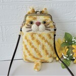 手編みニットのかわいいトラネコちゃんの　がま口のスマホポシェット（茶トラ・B）