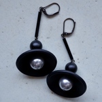 Buttons earring / matte black