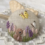 「うさぎさんとちょうちょ」刺繍ブローチ