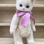 ハンドメイド　大きなブルーアイのニャンコ猫アイボリーネコテディベア風ぬいぐるみ🐱
