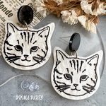 2個 猫 アクリル プレート ピアス