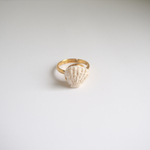 刺繍シェルのリング 白