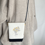ミモザの花束❤︎刺繍ポシェット（濃紺）
