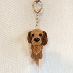 編みぐるみ犬キーホルダー:ミニチュアダックス(ロングコート/レッド)