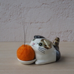オリジナル陶器猫「ねこのひげ枕」招き猫タイプ   イカ耳　ミケ 丸目