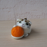 オリジナル陶器猫「ねこのひげ枕」招き猫タイプ   イカ耳　チャ 丸目