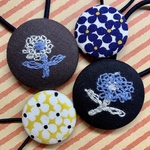 刺繡　小花柄　北欧風☆くるみボタン　ヘアゴム　アジサイ柄　北欧雑貨　オルテガ柄