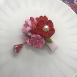 つまみ細工で作ったブーケ風ベビークリップ(赤)
