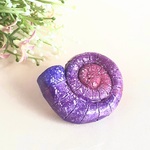 不思議色アンモナイトのブローチ～母の日 おしゃれ 巻貝 化石 海 紫 青 ピンク プレゼント ギフト 夏コーデ 帯留
